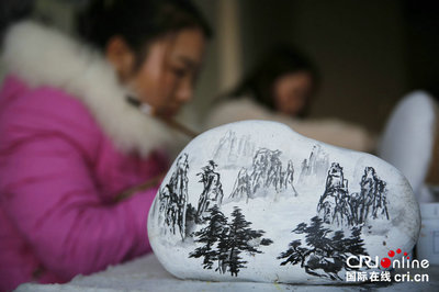 一筆一石繪錦繡，河南寶豐村民石畫闖出致富新路